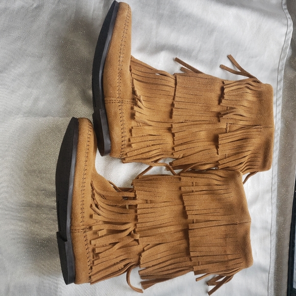 MINNETONKA 3-Layer Fringe Boots - Picture 6 of 8